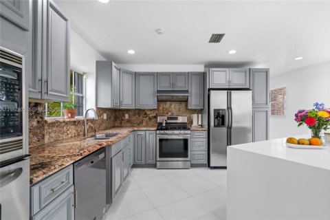 Villa ou maison à vendre à Coral Gables, Floride: 4 chambres, 258.92 m2 № 2064716 - photo 11