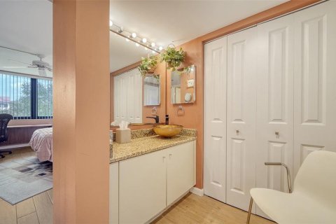 Condo in Sarasota, Florida, 2 bedrooms  № 1736264 - photo 22