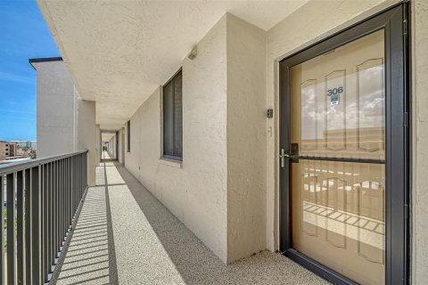 Condo in Sarasota, Florida, 2 bedrooms  № 1736264 - photo 2