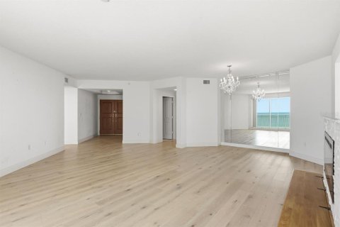Снять в аренду кондоминиум в Клируотер, Флорида 6 комнат, 181.35м2, № 2138582 - фото 1