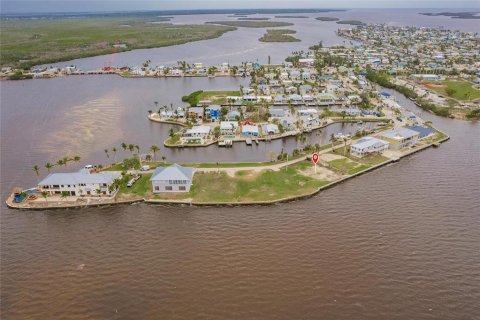 Terreno en venta en Matlacha, Florida № 1905866 - foto 1