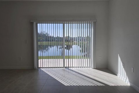 Townhouse in Poinciana, Florida 3 bedrooms, 130.71 sq.m. № 2219407 - photo 2