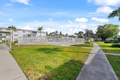 Condo in Bradenton, Florida, 1 bedroom  № 1568127 - photo 12