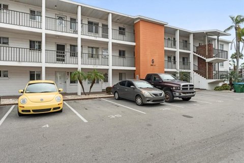 Condo in Bradenton, Florida, 1 bedroom  № 1568127 - photo 1