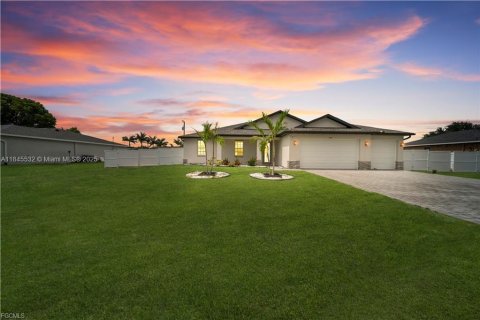House in Cape Coral, Florida 3 bedrooms № 1889304 - photo 1