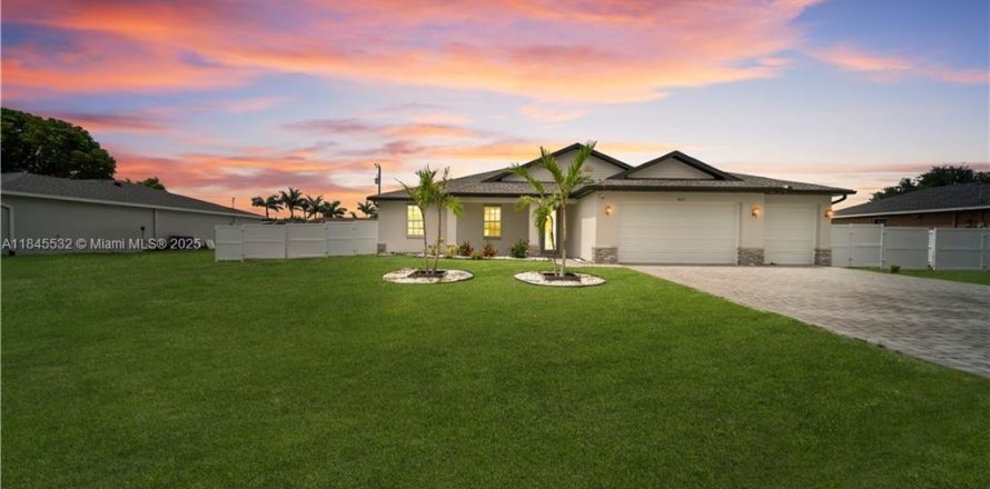 House in Cape Coral, Florida 3 bedrooms № 1889304