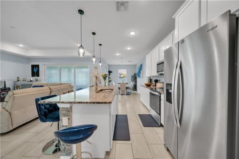 House in Cape Coral, Florida 3 bedrooms № 1889304 - photo 8
