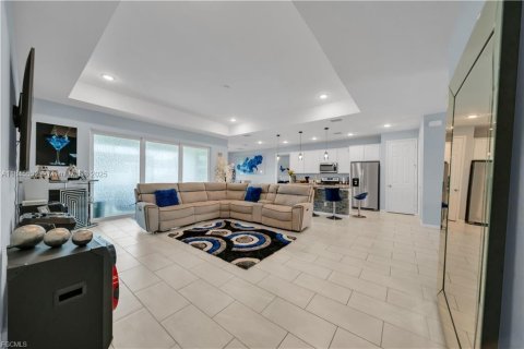 House in Cape Coral, Florida 3 bedrooms № 1889304 - photo 12