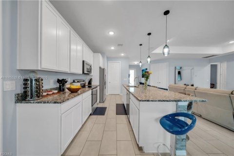 House in Cape Coral, Florida 3 bedrooms № 1889304 - photo 6