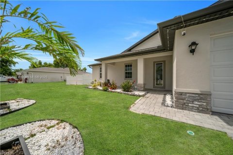 House in Cape Coral, Florida 3 bedrooms № 1889304 - photo 2