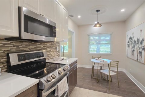 House in Saint Petersburg, Florida 3 bedrooms, 147.53 sq.m. № 1585937 - photo 8