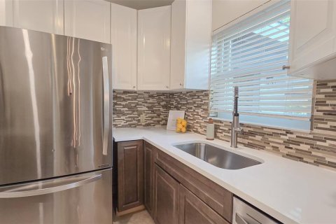 House in Saint Petersburg, Florida 3 bedrooms, 147.53 sq.m. № 1585937 - photo 9