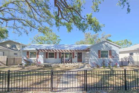 House in Saint Petersburg, Florida 3 bedrooms, 147.53 sq.m. № 1585937 - photo 2