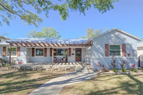 House in Saint Petersburg, Florida 3 bedrooms, 147.53 sq.m. № 1585937 - photo 1