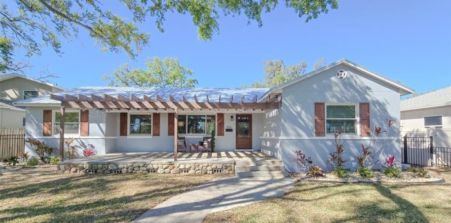 House in Saint Petersburg, Florida 3 bedrooms, 147.53 sq.m. № 1585937
