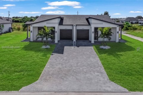 Commercial property in Lehigh Acres, Florida № 1998582