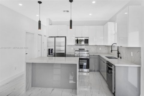 Commercial property in Lehigh Acres, Florida № 1998582 - photo 3