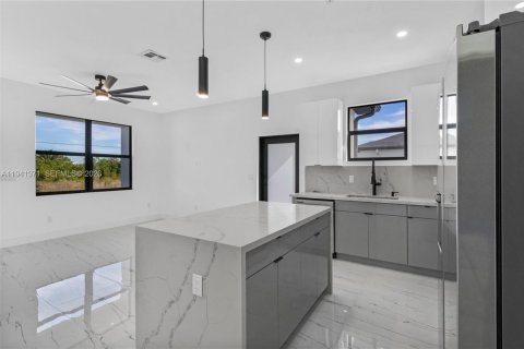 Commercial property in Lehigh Acres, Florida № 1998582 - photo 5