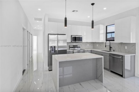 Commercial property in Lehigh Acres, Florida № 1998582 - photo 4