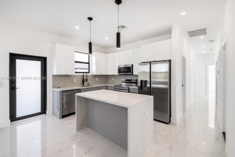 Commercial property in Lehigh Acres, Florida № 1998582 - photo 12