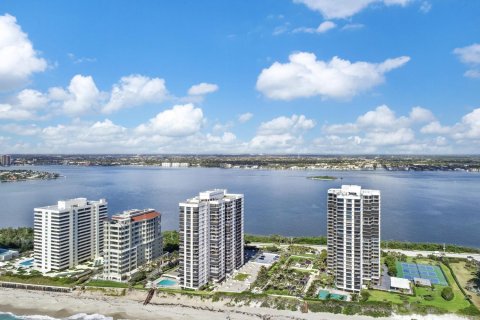 Снять в аренду кондоминиум в Ривьера-Бич, Флорида 3 спальни, 230.58м2, № 819097 - фото 1