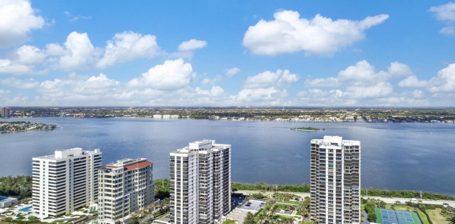Condo in Riviera Beach, Florida, 3 bedrooms № 819097