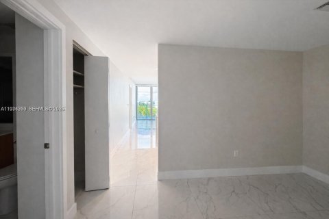 Condo in North Miami Beach, Florida, 1 bedroom  № 2040458 - photo 22
