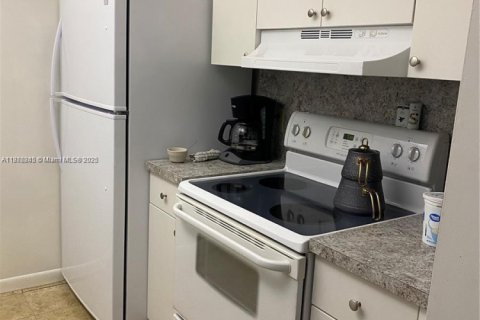 Condo in Pembroke Pines, Florida, 1 bedroom  № 1923744 - photo 3