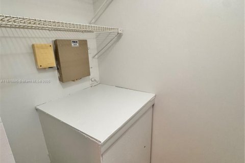 Condo in Pembroke Pines, Florida, 1 bedroom  № 1923744 - photo 26