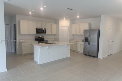 Casa en alquiler en Davenport, Florida, 6 dormitorios, 228.82 m2 № 2076071 - foto 3