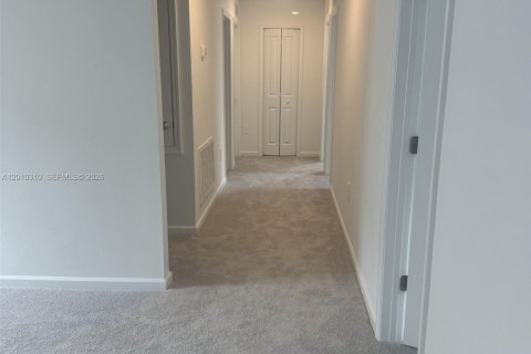 Casa en alquiler en Davenport, Florida, 6 dormitorios, 228.82 m2 № 2076071 - foto 4