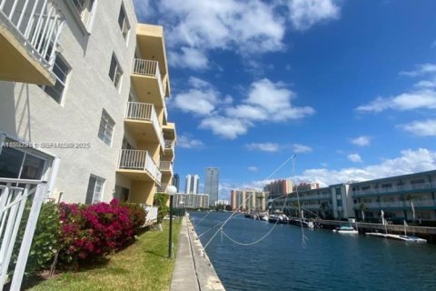 Apartment in North Miami Beach, Florida 2 bedrooms, 90.12 sq.m. № 1990799 - photo 5