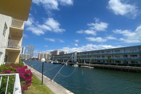 Apartment in North Miami Beach, Florida 2 bedrooms, 90.12 sq.m. № 1990799 - photo 7