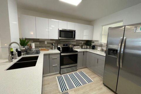 Apartment in North Miami Beach, Florida 2 bedrooms, 90.12 sq.m. № 1990799 - photo 2