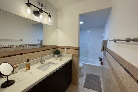 Apartment in North Miami Beach, Florida 2 bedrooms, 90.12 sq.m. № 1990799 - photo 8