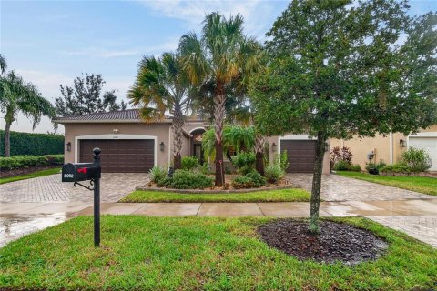 House in Wimauma, Florida 3 bedrooms, 243.68 sq.m. № 2410630 - photo 2
