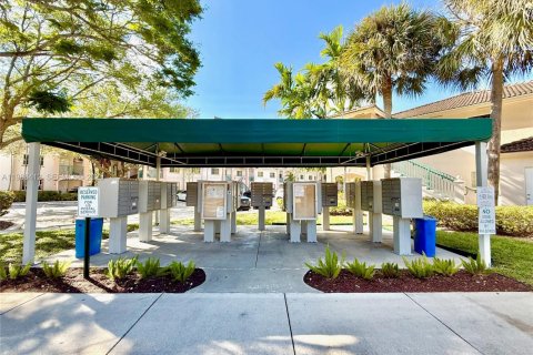 Condo in Pembroke Pines, Florida, 2 bedrooms  № 2059623 - photo 24