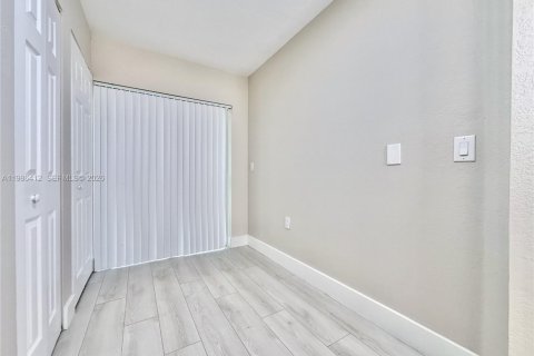 Condo in Pembroke Pines, Florida, 2 bedrooms  № 2059623 - photo 9