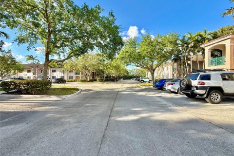 Condo in Pembroke Pines, Florida, 2 bedrooms  № 2059623 - photo 25