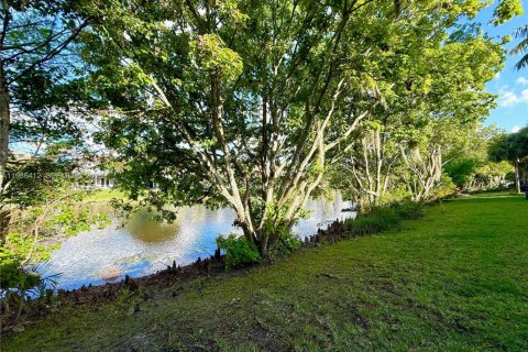 Condo in Pembroke Pines, Florida, 2 bedrooms  № 2059623 - photo 21