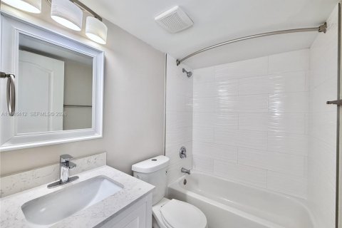 Condo in Pembroke Pines, Florida, 2 bedrooms  № 2059623 - photo 10