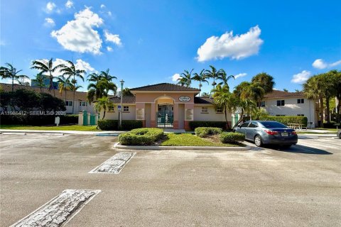 Condo in Pembroke Pines, Florida, 2 bedrooms  № 2059623 - photo 23