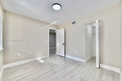 Condo in Pembroke Pines, Florida, 2 bedrooms  № 2059623 - photo 13