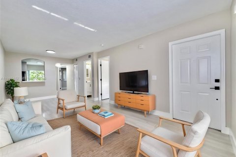 Condo in Pembroke Pines, Florida, 2 bedrooms  № 2059623 - photo 3