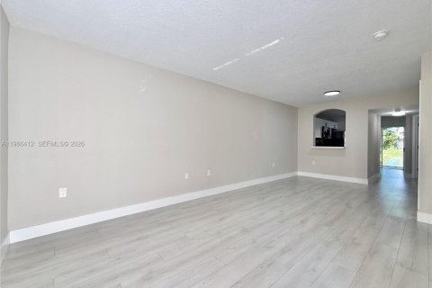 Condo in Pembroke Pines, Florida, 2 bedrooms  № 2059623 - photo 5