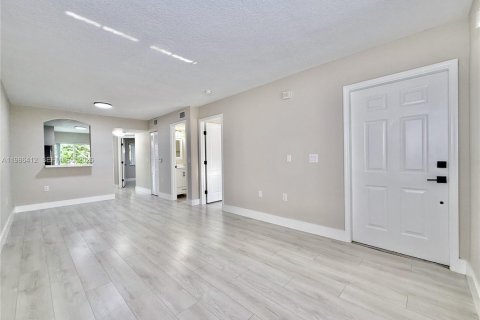 Condo in Pembroke Pines, Florida, 2 bedrooms  № 2059623 - photo 4