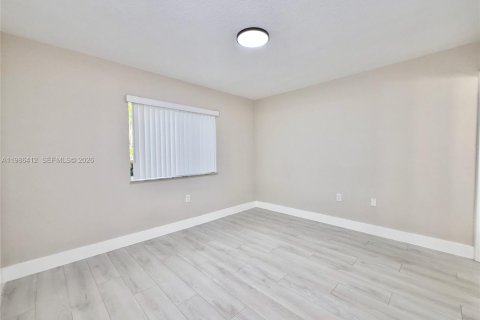 Condo in Pembroke Pines, Florida, 2 bedrooms  № 2059623 - photo 15