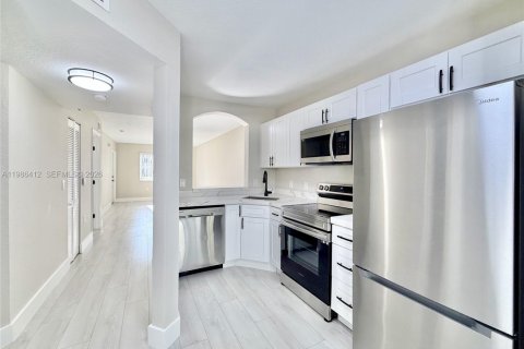 Condo in Pembroke Pines, Florida, 2 bedrooms  № 2059623 - photo 6