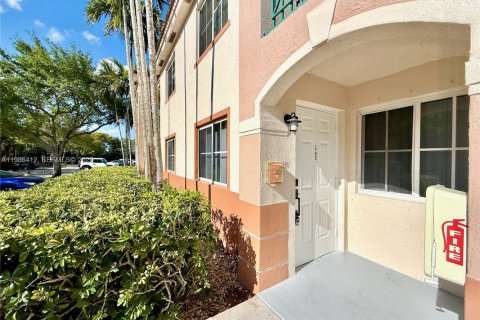 Condo in Pembroke Pines, Florida, 2 bedrooms  № 2059623 - photo 2