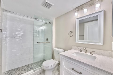 Condo in Pembroke Pines, Florida, 2 bedrooms  № 2059623 - photo 17